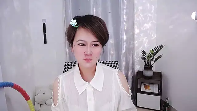 Snapshot of Fan_ting chatting on 02-19-25, 12:00 Fan ting online show from 02-19-25, 12:00