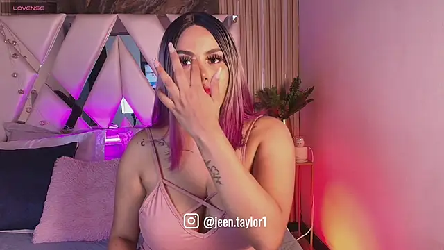 Snapshot of Jeen_Taylor chatting on 10-19-25, 01:45 Jeen Taylor online show from 10-19-25, 01:45