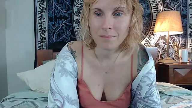 Cutikatxoxo online show from 02-26-25, 02:37