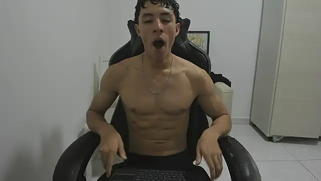 Snapshot of enzo_sloran chatting on 02-12-26, 05:30 enzo sloran online show from 02-12-26, 05:30