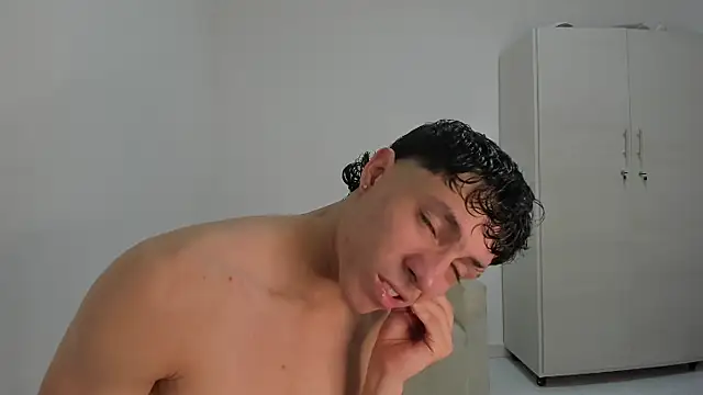 Snapshot of enzo_sloran chatting on 02-20-26, 04:29 enzo sloran online show from 02-20-26, 04:29