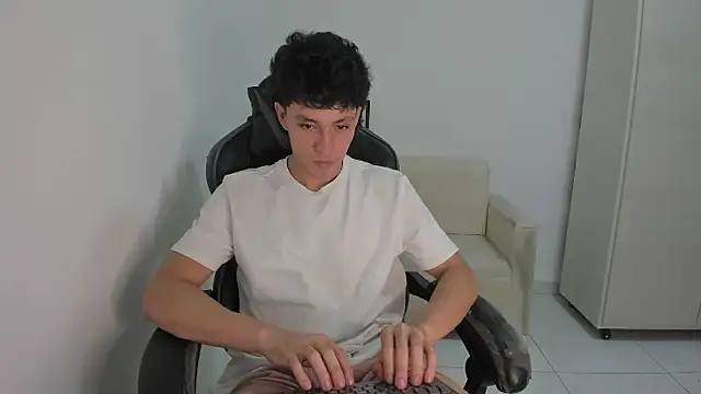 Snapshot of enzo_sloran chatting on 03-06-26, 04:53 enzo sloran online show from 03-06-26, 04:53