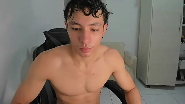 Snapshot of enzo_sloran chatting on 03-19-26, 07:29 enzo sloran online show from 03-19-26, 07:29