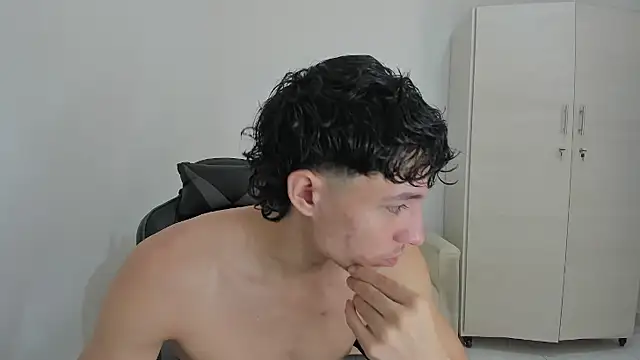 Snapshot of enzo_sloran chatting on 03-25-26, 12:33 enzo sloran online show from 03-25-26, 12:33