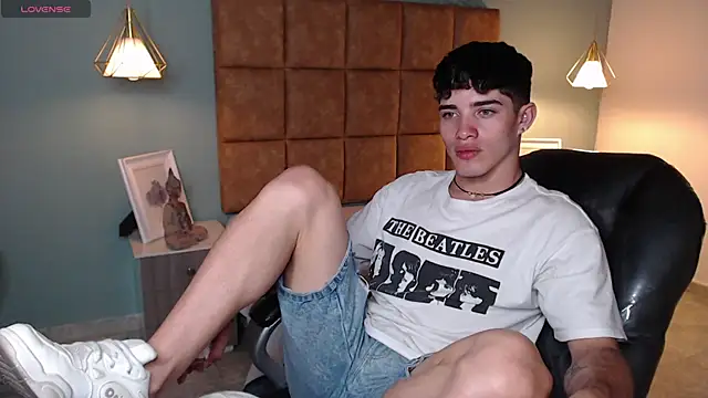 AlejooTwink online show from 02-04-25, 01:13