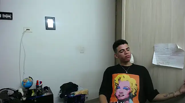 Snapshot of Leo_bunny_hot chatting on 12-14-24, 01:06 Leo bunny hot online show from 12-14-24, 01:06