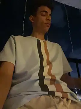 Snapshot of Leo_bunny_hot chatting on 12-20-24, 11:47 Leo bunny hot online show from 12-20-24, 11:47