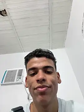 Snapshot of Leo_bunny_hot chatting on 01-19-25, 04:46 Leo bunny hot online show from 01-19-25, 04:46