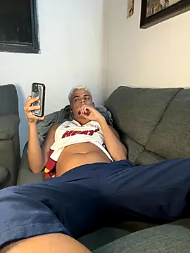 Snapshot of Leo_bunny_hot chatting on 10-11-25, 06:23 Leo bunny hot online show from 10-11-25, 06:23