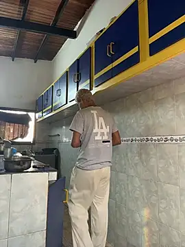 Snapshot of Leo_bunny_hot chatting on 11-03-25, 07:26 Leo bunny hot online show from 11-03-25, 07:26