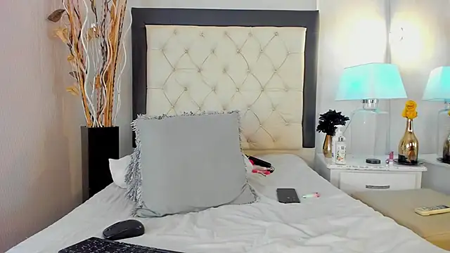 GaleHodge online show from 09-20-25, 04:13