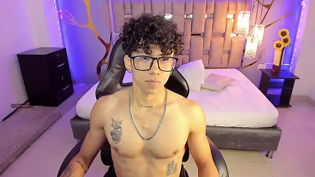 AkazaBoy  online show from 03-02-25, 04:39