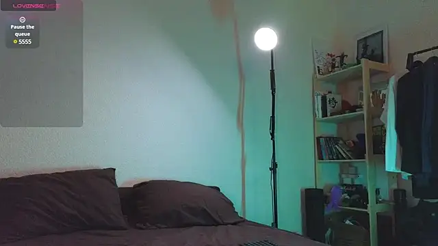 Snapshot of Space_X_Roxy_ chatting on 02-17-25, 05:43 Space X Roxy online show from 02-17-25, 05:43