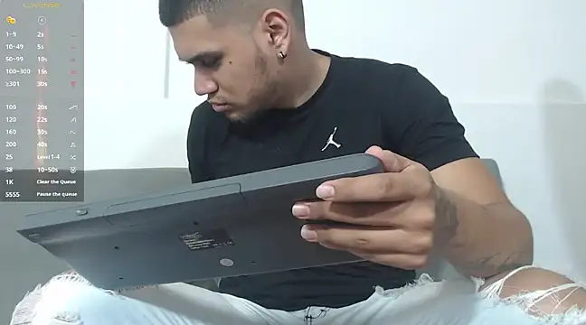 Aaron Hunter  online show from 12-17-24, 11:16