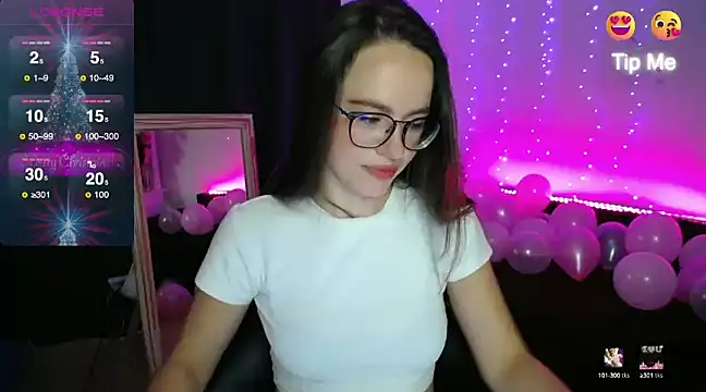 Snapshot of Emillias chatting on 12-17-24, 02:00 Emillias online show from 12-17-24, 02:00