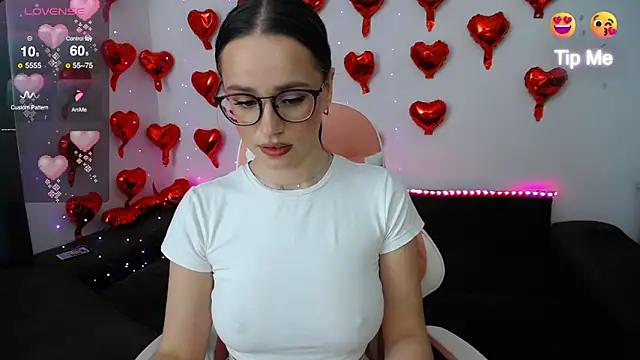 Snapshot of Emillias chatting on 03-18-25, 12:03 Emillias online show from 03-18-25, 12:03