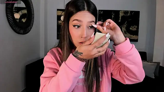 Snapshot of TaraLawrence chatting on 09-26-25, 03:10 TaraLawrence online show from 09-26-25, 03:10