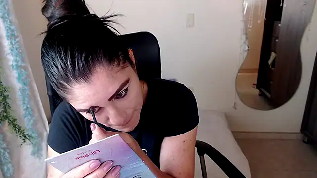 Snapshot of LUCY_LI chatting on 12-07-24, 10:01 LUCY LI online show from 12-07-24, 10:01