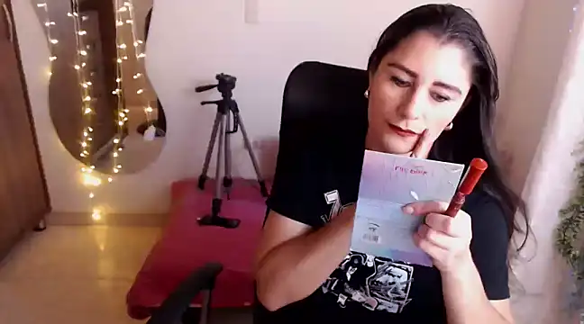 Snapshot of LUCY_LI chatting on 01-12-25, 06:49 LUCY LI online show from 01-12-25, 06:49