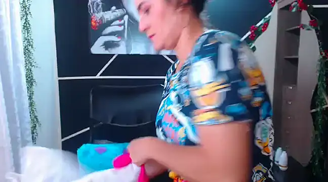 Snapshot of LUCY_LI chatting on 03-10-25, 09:40 LUCY LI online show from 03-10-25, 09:40