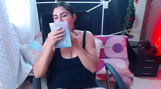 Snapshot of LUCY_LI chatting on 03-21-25, 06:07 LUCY LI online show from 03-21-25, 06:07