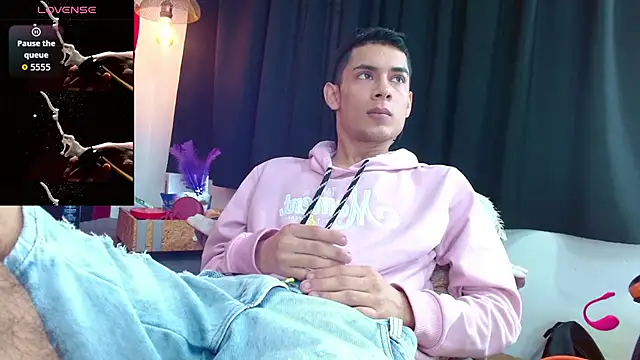 Snapshot of Oliver_king_sex chatting on 09-23-25, 04:43 Oliver king sex online show from 09-23-25, 04:43