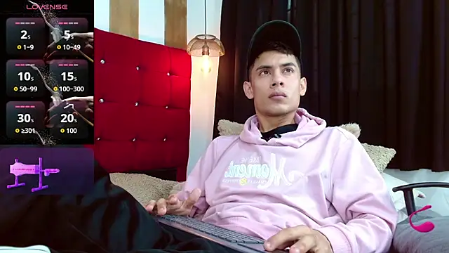 Snapshot of Oliver_king_sex chatting on 10-31-25, 03:02 Oliver king sex online show from 10-31-25, 03:02