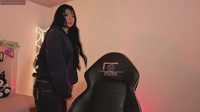 hina tay online show from 12-18-25, 03:01