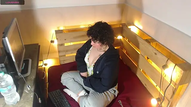 Bitsy Messy online show from 12-18-25, 03:56