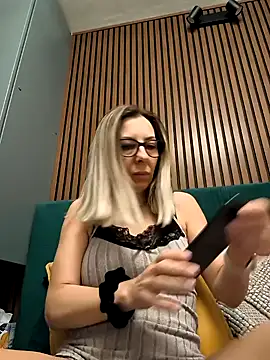 Snapshot of SukyGirl chatting on 12-22-24, 06:06 SukyGirl online show from 12-22-24, 06:06