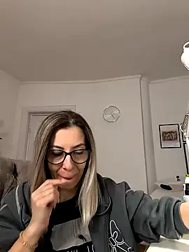 Snapshot of SukyGirl chatting on 12-28-24, 12:24 SukyGirl online show from 12-28-24, 12:24