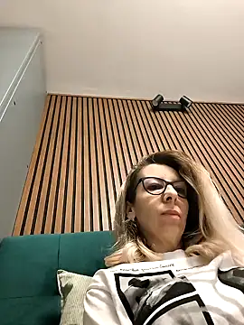 Snapshot of SukyGirl chatting on 02-19-25, 06:22 SukyGirl online show from 02-19-25, 06:22