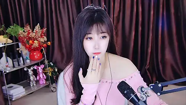 Snapshot of xiaoya666--baby chatting on 02-14-25, 02:33 xiaoya666--baby online show from 02-14-25, 02:33
