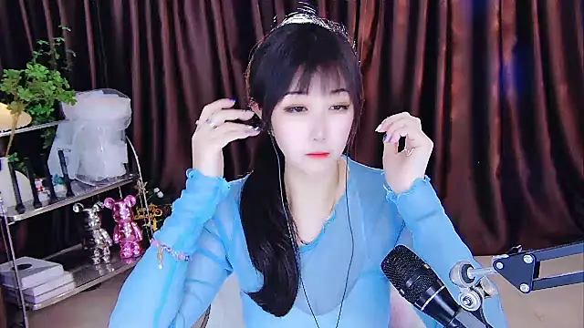 Snapshot of xiaoya666--baby chatting on 02-19-25, 02:01 xiaoya666--baby online show from 02-19-25, 02:01