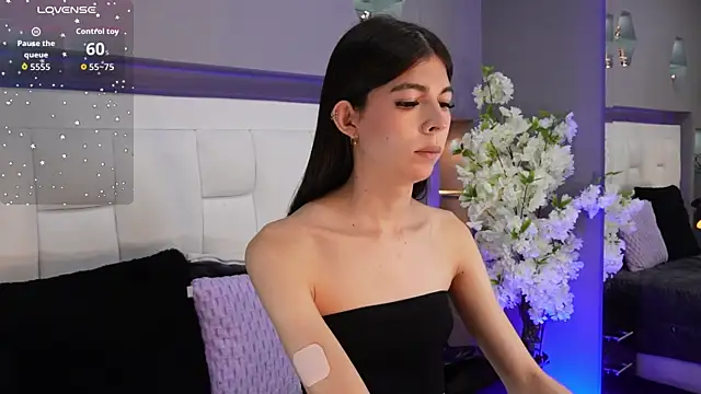 Snapshot of CuteAri chatting on 11-02-25, 08:33 CuteAri online show from 11-02-25, 08:33