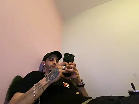 Snapshot of Rebeu313 chatting on 02-10-26, 11:42 Rebeu313 online show from 02-10-26, 11:42