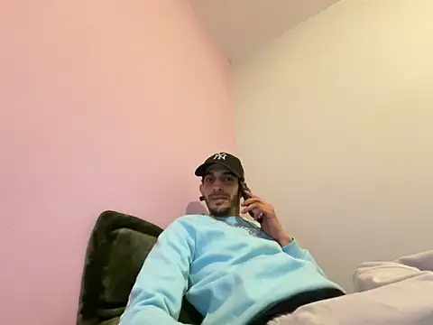 Snapshot of Rebeu313 chatting on 02-13-26, 12:28 Rebeu313 online show from 02-13-26, 12:28