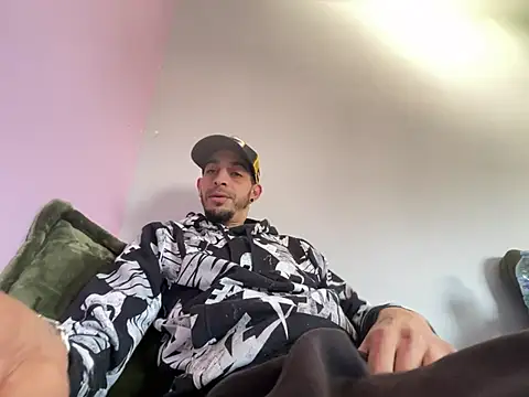 Snapshot of Rebeu313 chatting on 02-20-26, 01:11 Rebeu313 online show from 02-20-26, 01:11