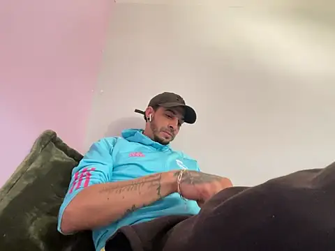 Snapshot of Rebeu313 chatting on 02-21-26, 10:16 Rebeu313 online show from 02-21-26, 10:16