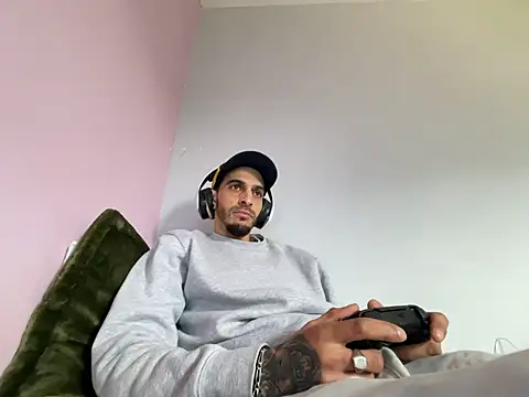 Snapshot of Rebeu313 chatting on 02-23-26, 11:07 Rebeu313 online show from 02-23-26, 11:07