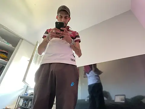 Snapshot of Rebeu313 chatting on 02-26-26, 01:54 Rebeu313 online show from 02-26-26, 01:54