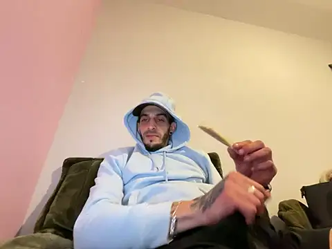 Snapshot of Rebeu313 chatting on 03-06-26, 08:49 Rebeu313 online show from 03-06-26, 08:49