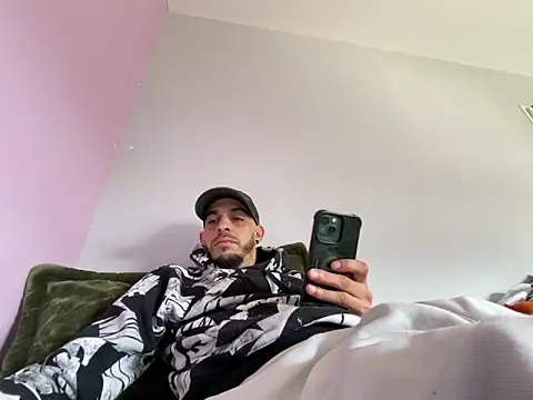 Snapshot of Rebeu313 chatting on 03-11-26, 10:32 Rebeu313 online show from 03-11-26, 10:32