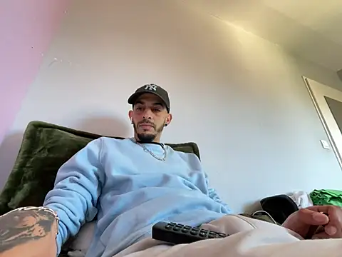 Snapshot of Rebeu313 chatting on 03-17-26, 11:02 Rebeu313 online show from 03-17-26, 11:02