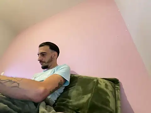 Snapshot of Rebeu313 chatting on 03-18-26, 11:19 Rebeu313 online show from 03-18-26, 11:19