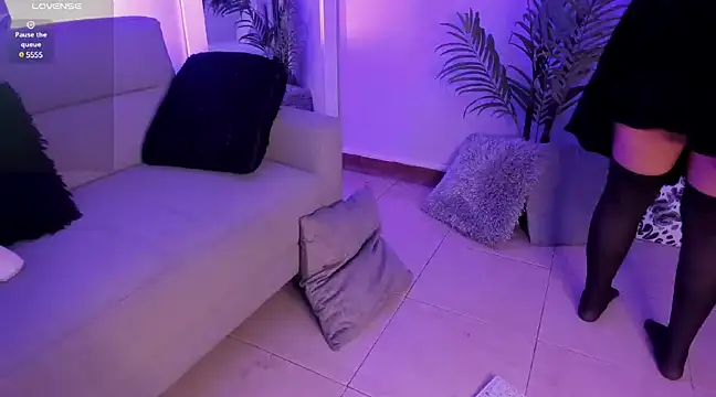 Snapshot of Manu_Velez chatting on 12-17-24, 02:00 Manu Velez online show from 12-17-24, 02:00