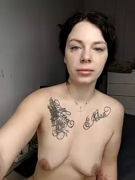 Lola Hale online show from 01-28-25, 05:14