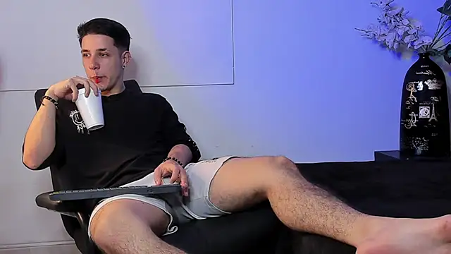 Snapshot of Adan_rivas_ chatting on 01-21-25, 11:24 Adan rivas online show from 01-21-25, 11:24
