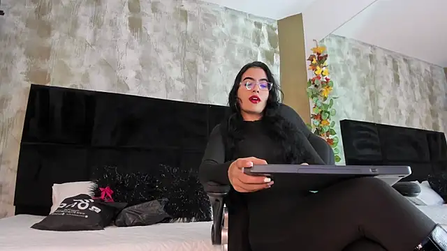 Snapshot of Ellaochoa chatting on 01-08-25, 11:32 Ellaochoa online show from 01-08-25, 11:32