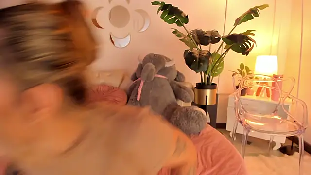 Snapshot of Mollymoon1 chatting on 02-14-26, 07:54 Mollymoon1 online show from 02-14-26, 07:54